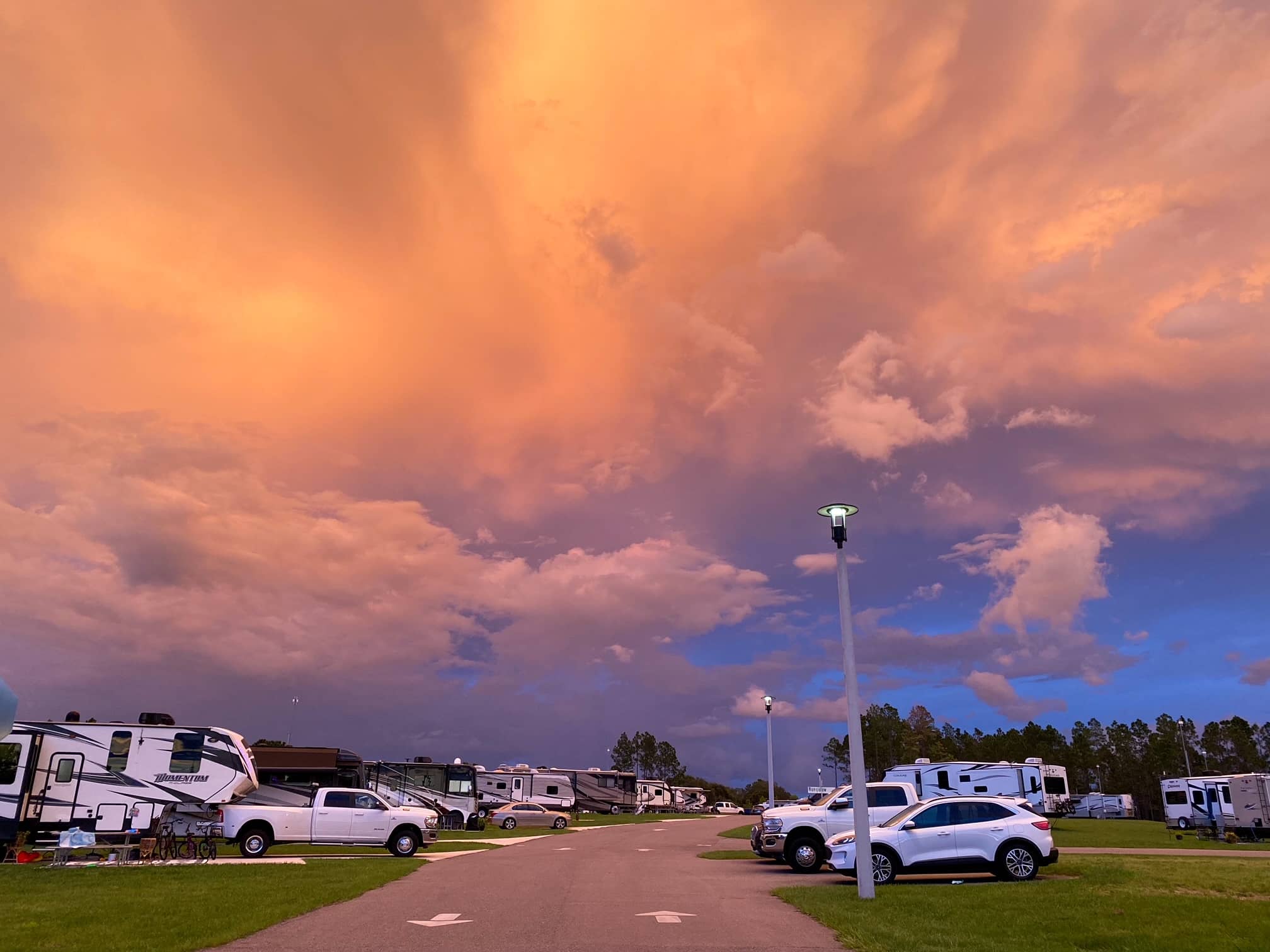 sunset ing perkemahan RV